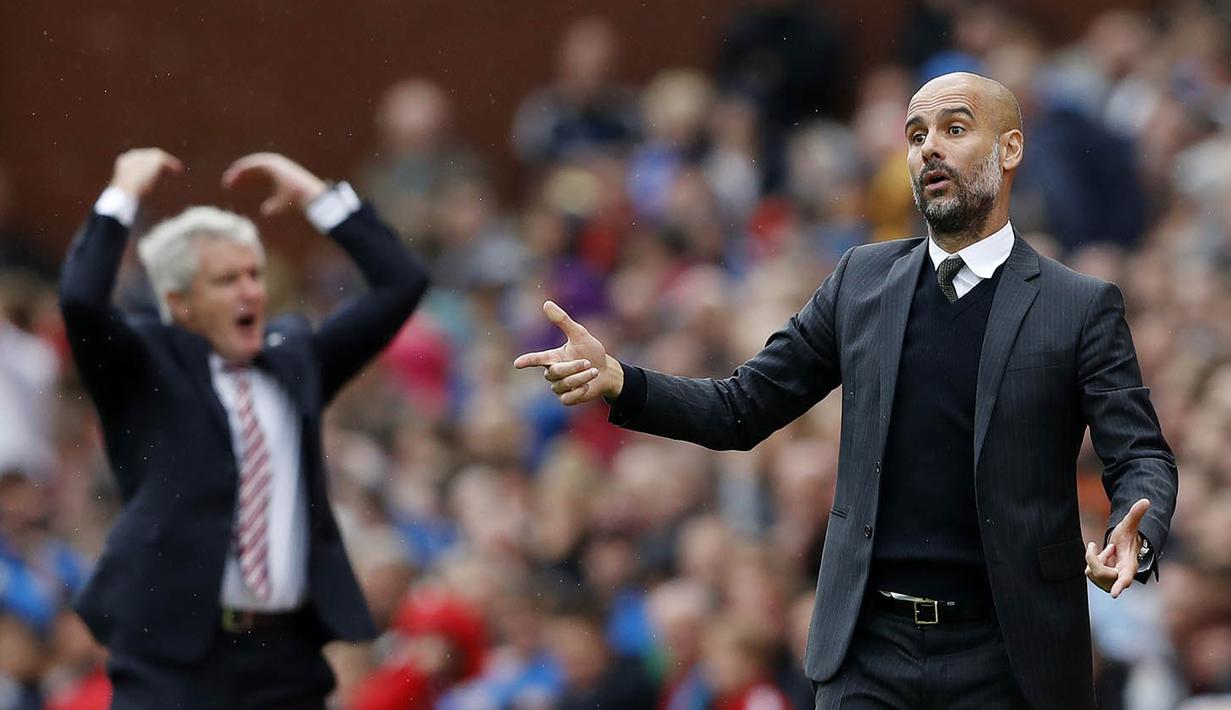Pelatih Manchester City, Pep Guardiola, memberikan arahan kepada anak asuhnya saat melawan Stoke. Penampilan Guardiola bersama City di ajang Liga Inggris masih sempurna dengan membukukan dua kemenangan. (Reuters/Carl Recine)