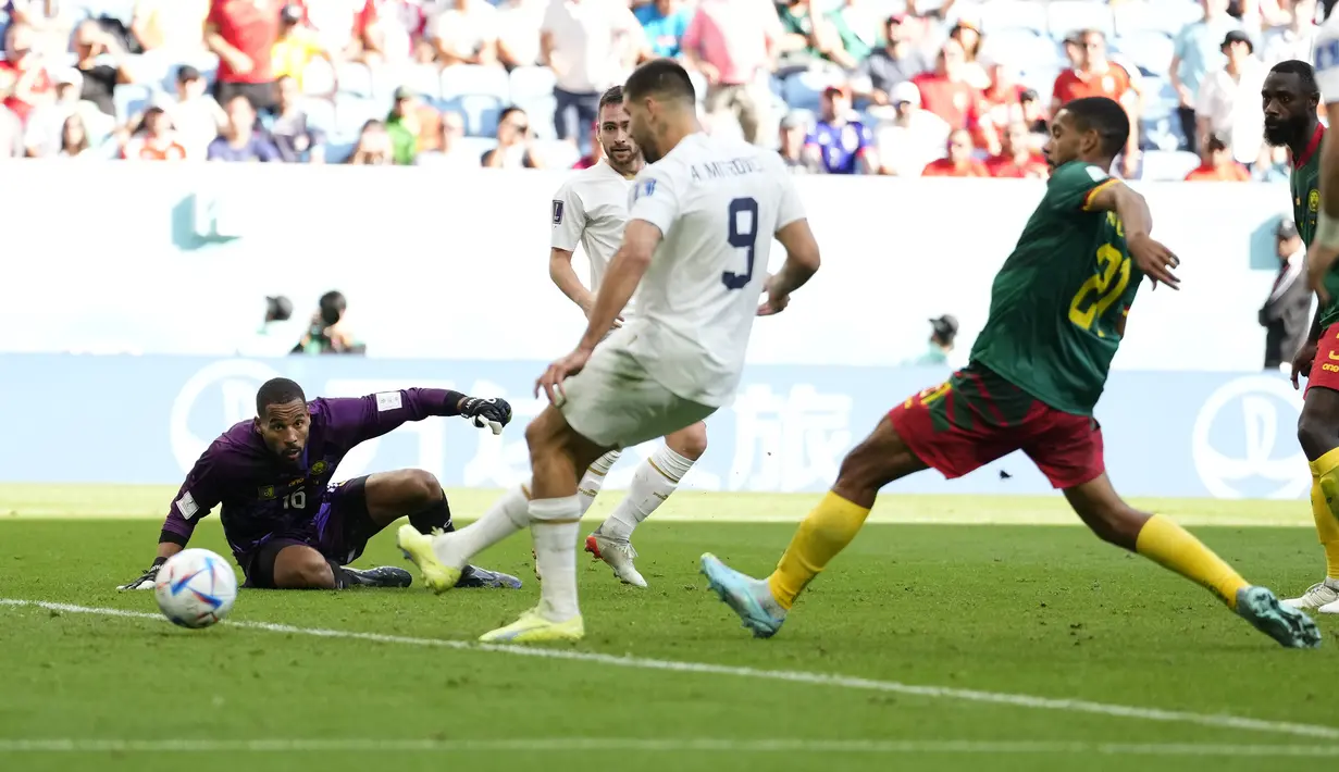 Serbia terus membawa euforia di akhir babak pertama dengan penampilan agresif di awal babak kedua. Serbia kembali menjauh dengan keunggulan 3-1 usai Aleksandar Mitrovic mencetak gol pada menit ke-53. Gol diawali lewat penetrasi Andrija Zivkovic yang merangsek masuk ke jantung pertahanan Kamerun sebelum melepaskan umpan matang kepada Aleksandar Mitrovic. (AP/Manu Fernandez)