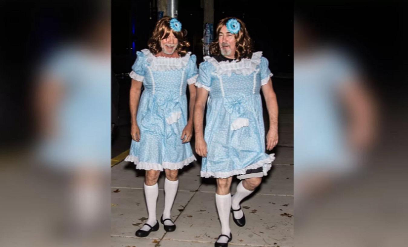 Pakaian Halloween yang dikenakan Bruce Willis dari karakter film horor, yang disutradarai Stanley Kurbick (RadarOnline)