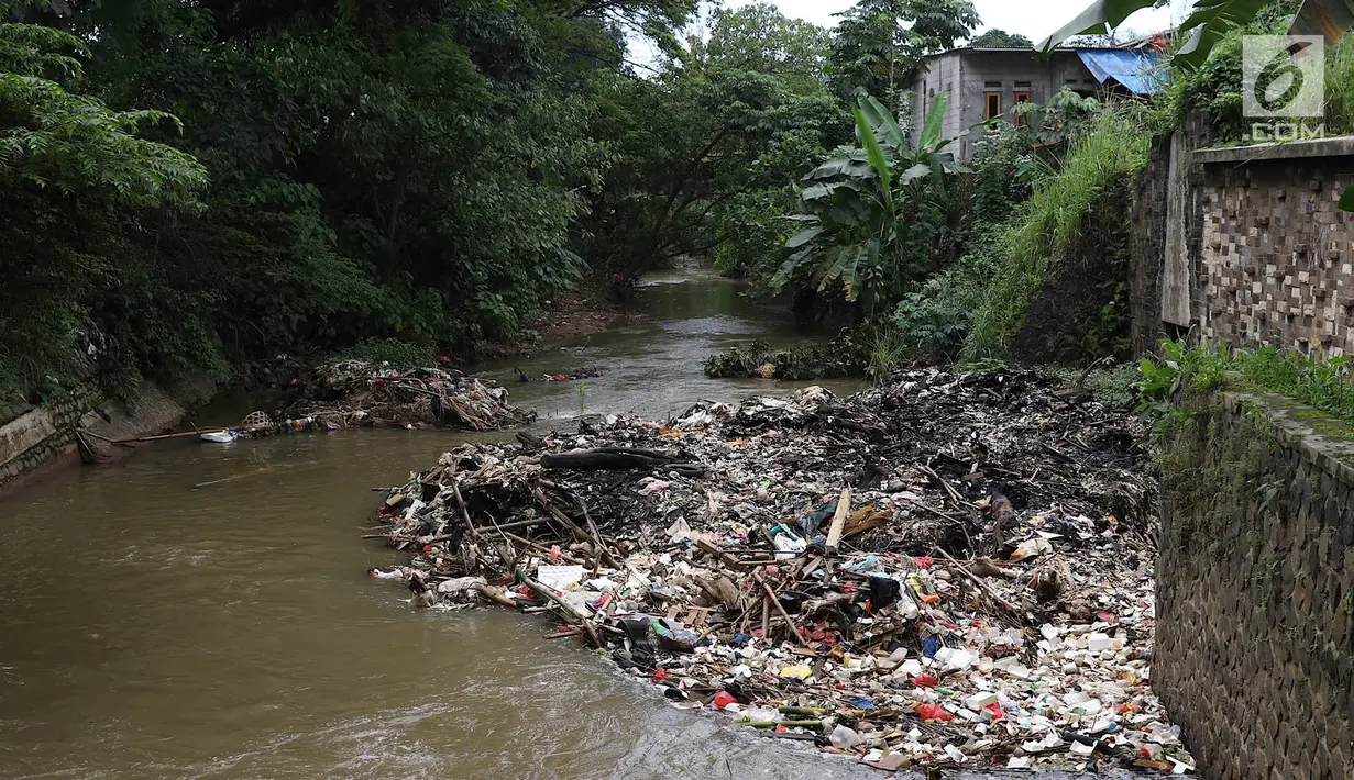 Sampah menumpuk dan menutupi sebagian aliran Kali Baru di kawasan Cibinong, Bogor, Jawa Barat, Senin (11/3). Perilaku buruk warga yang membuang sampah sembarangan menyebabkan kondisi kali dipenuhi sampah rumah tangga. (Liputan6.com/Immanuel Antonius)