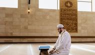 Pria muslim membaca Al-Qur'an (Pexels)