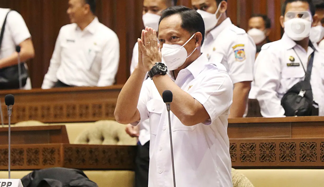 Menteri Dalam Negeri Tito Karnavian (baju putih) bersiap mengikuti rapat kerja dengan Komisi II DPR RI di Kompleks Parlemen Jakarta, Rabu (13/4/2022). Raker tersebut membahas persiapan pemilu serentak pada 2024. (Liputan6.com/Angga Yuniar)