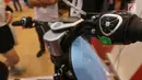 Tampilan tombol pada stang motor listrik Easy Go (ECGO) Bike II dalam pameran GIIAS 2019, ICE BSD Tangerang, Sabtu (27/7/2019). Motor dengan penggunaan electric vehicle mendukung program pemerintah. (Liputan6.com/Fery Pradolo)
