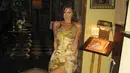 Bella Hadid mengenakan sebuah dress bertali spageti dengan corak abstrak bernuansa kekuningan, yang memiliki detail high slit. Mana penampilan Bella Hadid yang terbaik menurutmu usai ia pensiun jadi model, Sahabat FIMELA? [Foto: Instagram/bellahadid]