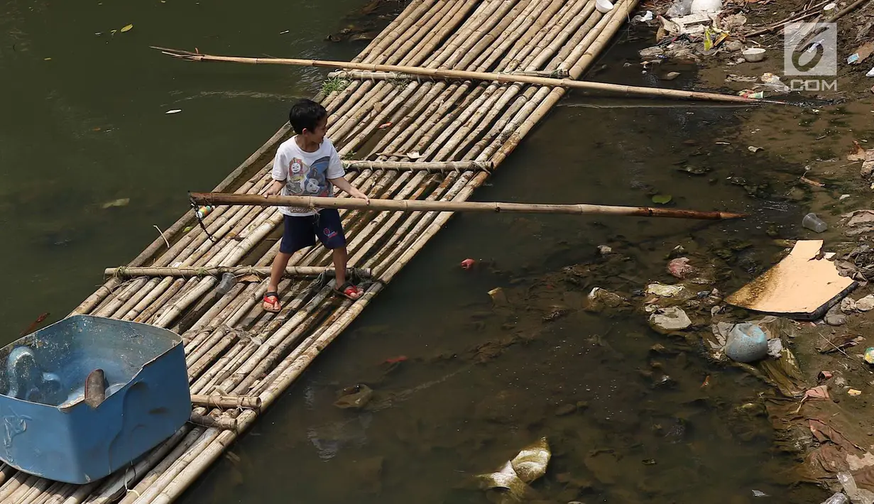 Seorang anak bermain di bantaran Sungai Ciliwung, Jakarta, Jumat (7/9). Dinas Lingkungan Hidup DKI Jakarta mengungkapkan 61% aliran sungai di Jakarta mengalami pencemaran berat berasal dari limbah domestik dan indsutri. (Liputan6.com/Immanuel Antonius)