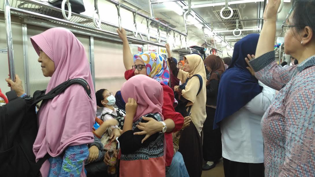 Situasi di dalam kereta khusus wanita (Liputan6.com/ Ika Defianti)