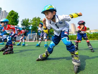 Para murid berlatih olahraga sepatu roda di sebuah sekolah dasar di Handan, Provinsi Hebei, China utara, pada 9 Agustus 2020. (Xinhua/Wang Xiao)