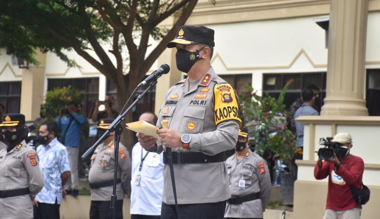 Kapolda Jambi Irjen Pol A Rahmad Wibowo saat pelepasan pendistribusian 100 ton beras di halaman Mapolda Jambi, Jumat (6/8/2021). Bantuan yang didistribusikan kepada masyarakat terdampak Covid-19 ini merupakan bantuan dari EMTEK (Elang Mahkota Teknologi) dan LYMAN Group. (Liputan6.com/Istimewa)