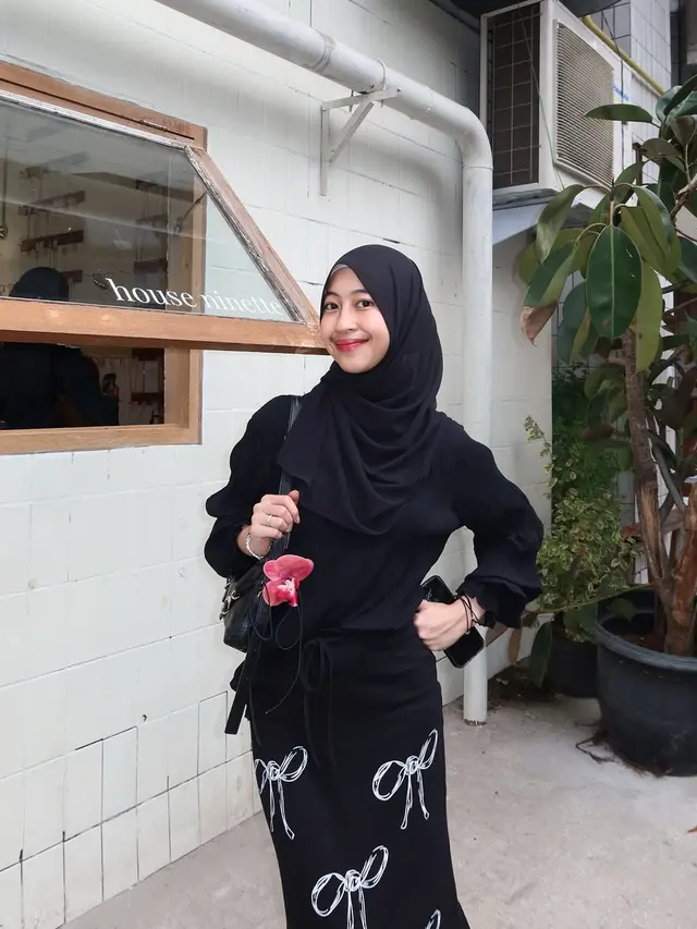 6 Potret Adiba Khanza Pakai All Black Outfit, Tampil Elegan dengan Warna Kesukaan
