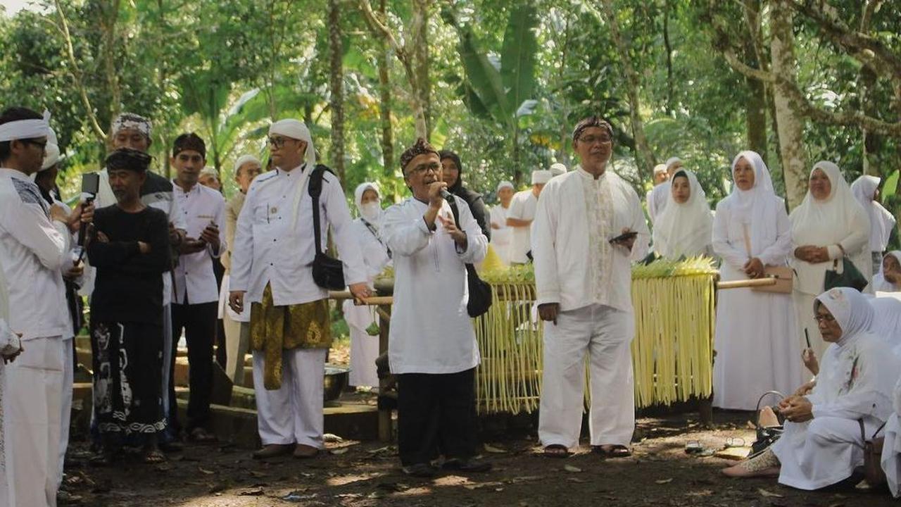 Warga Memakai Pakaian Putih