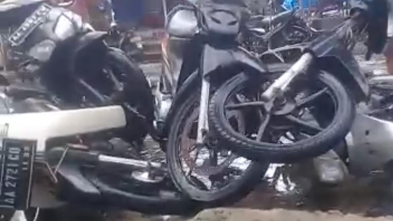 Gelombang Tinggi Laut Kidul Memorakporandakan Warung dan Seret Sepeda Motor di Kebumen. (Foto: Lputan6.com/Polres Kebumen)