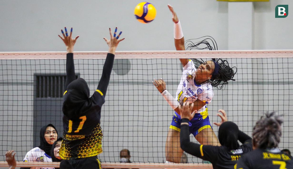 Pemain Bandung Bjb Tandamata, Madeline Jazmin Paredes (kanan) melepaskan spike saat laga grand final PLN Mobile Proliga 2022 melawan Gresik Petrokimia Pupuk Indonesia di Padepokan Voli Jenderal Polisi Kunarto, Sentul, Sabtu (26/03/2022). (Bola.com/Bagaskara Lazuardi)