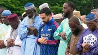 Gaya unik ditampilkan Wali Kota New York, Zohran Mamdani saat mengikuti salat Idul Adha pada Rabu (27/05/2026) waktu setempat. (AP Photo/Richard Drew)