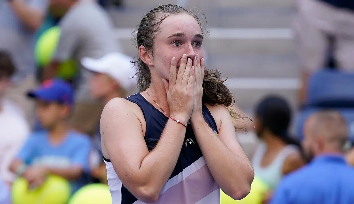 Reaksi Daria Snigur usai mengalahkan Simona Halep pada putaran pertama kejuaraan tenis US Open 2022 di New York, Amerika Serikat, Senin (29/8/2022). Selama putaran pertama, Snigur menyingkirkan Halep dengan memenangi enam dari delapan gim pertamanya. (AP Photo/Seth Wenig)