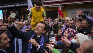 Wali Kota Istanbul Ekrem Imamoglu berfoto dengan para pendukungnya selama kampanye di Istanbul, Turki, Kamis, 21 Maret 2024. (Dok. AP/Francisco Seco)