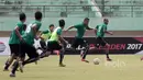 Alberto Goncalves menjadi salah satu andalan Sriwijaya FC untuk membongkar pertahanan Arema FC pada laga delapan besar di Stadion Manahan, Solo, Jumat (24/2/2017). (Bola.com/Nicklas Hanoatubun)