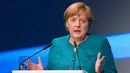 Kanselir Jerman Angela Merkel berpidato dalam acara peluncuran pabrik baterai Accumotive di Kamenz, Jerman (22/5). (AP Photo/Jens Meyer)