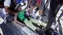 Salah satu demonstran harus mendapat perawatan medis saat melakukan aksi unjuk rasa menentang pelaksanaan Piala Dunia 2014 di dekat stasiun kereta bawah tanah di Sao Paulo, Brasil, (12/6/2014). (AFP PHOTO/Miguel Shincariol)