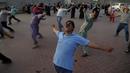Warga mengikuti sesi yoga di luar Taman Shalimar yang bersejarah, Lahore, Pakistan, Minggu (20/6/2021). Hari Yoga Internasional diperingati setiap tanggal 21 Juni. (AP Photo/K.M. Chaudary)
