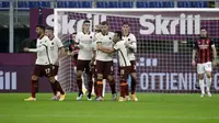 Penyerang AS Roma, Eden Dzeko berselebrasi usai mencetak gol ke gawang AC Milan pada pertandingan lanjutan Liga Serie A Italia di Stadion Milan San Siro, Italia, Senin (26/10/2020). AC Milan bermain imbang atas Roma 3-3. (AP Photo/Luca Bruno)