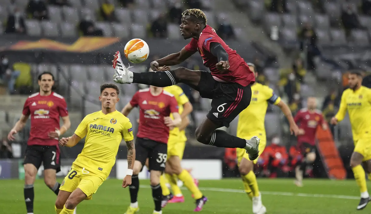 Gelandang Manchester United, Paul Pogba mengontrol bola sambil melompat saat melawan Villarreal dalam laga final Liga Europa 2020/2021 di Gdansk Stadium, Polandia, Rabu (26/5/2021). Manchester United kalah 11-12 (1-1) dari Villarreal lewat adu penalti. (AP/Michael Sohn/Pool)