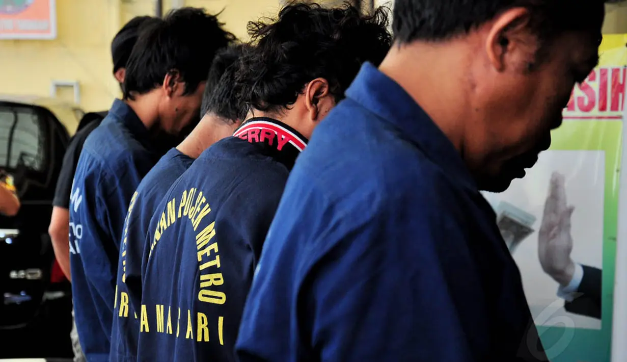 Polisi berhasil menangkap sembilan orang pelaku kayu jati di polsek taman sari Jakarta, Selasa (17/6/14) (Liputan6.com/Faizal Fanani)
