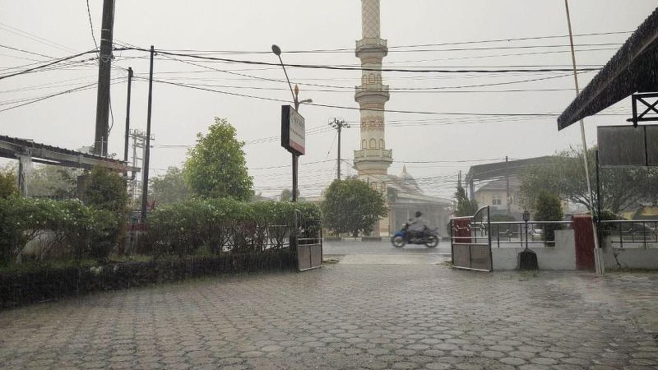 BMKG Kalteng Ingatkan Waspada Cuaca Ekstrem, Hujan Disertai Angin Kencang Sepekan Mendatang
