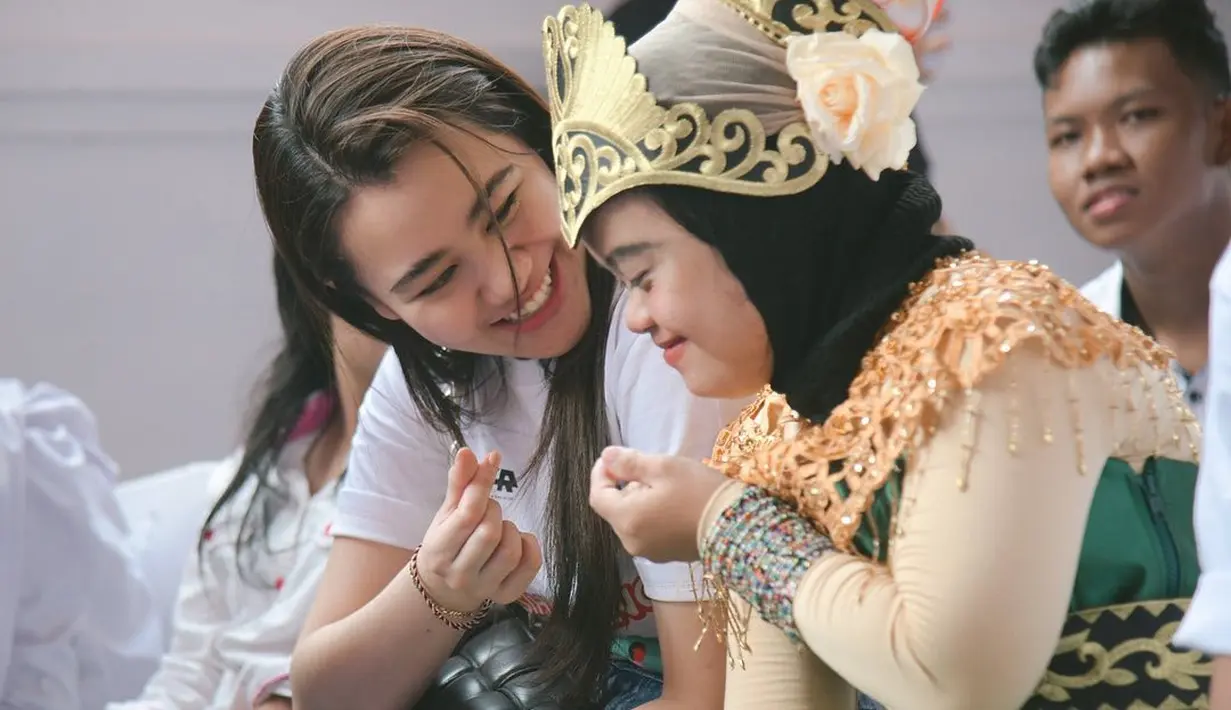 Meski begitu hingga kini belum ada pernyataan pasti yang menunjukan jika keduanya memang berpacaran. Namun melihat kedekatan keduanya, doa-doa baik pun mengiringi kabar asmara keduanya. [Foto: Instagram @aaliyah.massaid]