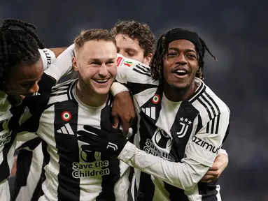 Pemain Juventus merayakan gol yang dicetak oleh Teun Koopmeiners ke gawang Cagliari pada laga 16 besar Coppa Italia 2024/2025 yang berlangsung di Juventus Stadium, Turin, Italia, Rabu (18/12/2024) WIB. (AP Photo/LaPresse/Fabio Ferrari)