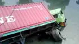 Truk Masuk Kali