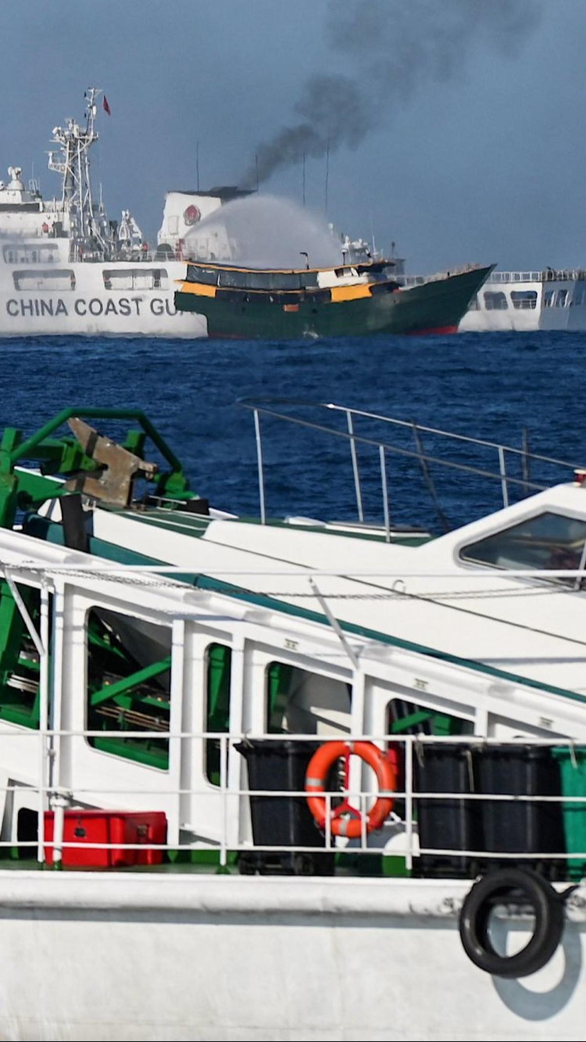 Terbaru, Filipina menuding kapal-kapal China Coast Guard&nbsp;menembakkan meriam air dan memblokade kapal yang sedang menjalankan misi pasokan di Second Thomas Shoal yang disengketakan. AFP/Jam Sta Rosa