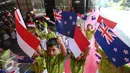 Sejumlah murid TK memegang bendera menyambut kedatangan PM Selandia Baru, John Phillip Key di Kemendikbud, Jakarta, Senin (18/7). Kunjungan tersebut dalam rangka peluncuran  kerjasama pendidikan anak usia dini. (Liputan6.com/Faizal Fanani)