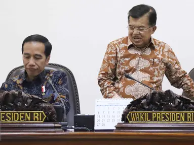 Presiden Joko Widodo (Jokowi) bersama Wapres Jusuf Kalla bersiap memimpin rapat terbatas di Kantor Presiden, Jakarta, Kamis (9/3). Rapat tersebut untuk membahas mengenai penghapusan penggunaan merkuri pada pertambangan rakyat. (Liputan6.com/Angga Yuniar)