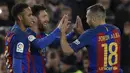 Para pemain Barcelona merayakan gol yang dicetak Lionel Messi ke gawang Athletic Bilbao pada laga leg kedua Copa del Rey di Stadion Camp Nou, Spanyol, Rabu (11/1/2017). Menang 3-1 atas Bilbao, Barca berhasil lolos dengan agregat gol 4-3. (AFP/Lluis Gene)
