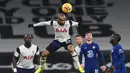 Gelandang Tottenham Hotspur, Lucas Moura (tengah) melompat untuk menyundul bola dalam laga lanjutan Liga Inggris 2020/21 pekan ke-22 melawan Chelsea di Tottenham Hotspur Stadium, London, Kamis (4/2/2021). Tottenham Hotspur kalah 0-1 dari Chelsea. (AFP/Neil Hall/Pool)