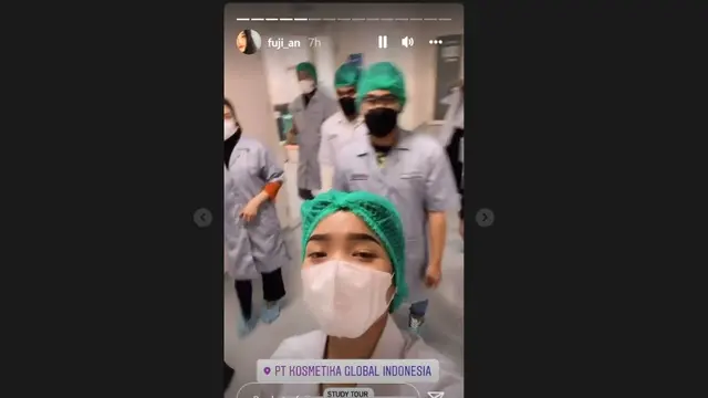 Momen Seru Fuji, Tante Gala Sky saat Kunjungi Pabrik Produk Kecantikan.