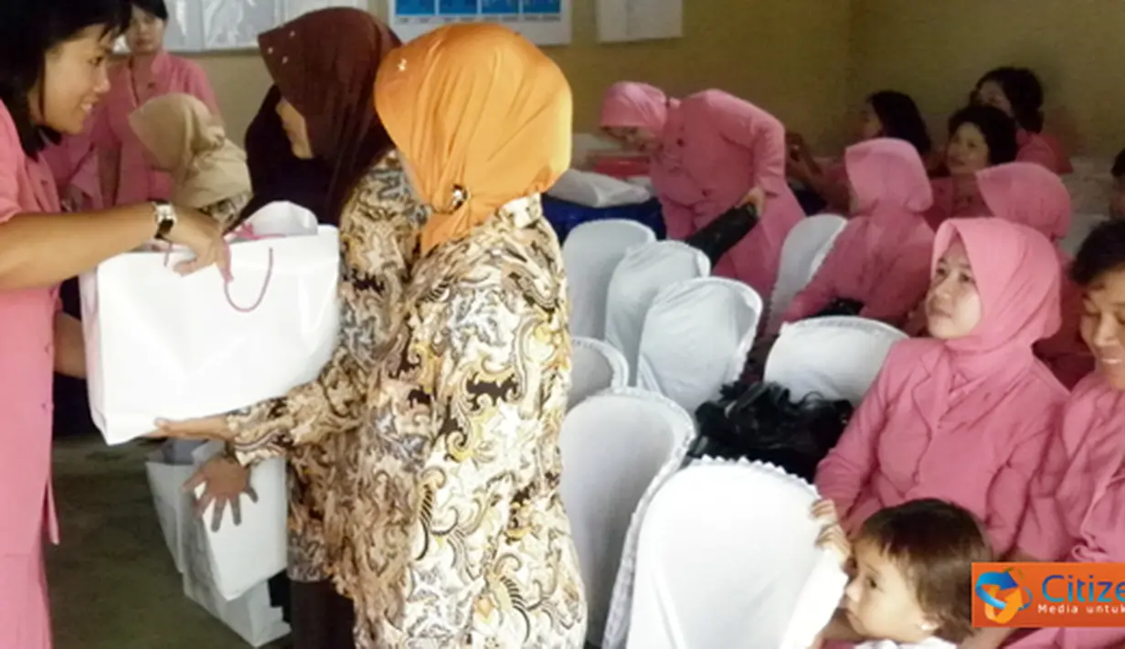 Citizen6, Kendal:Selain pemeriksaan administrasi, dalam kunjungan itu Ketua Bhayangkari juga membagikan tali asih berupa paket sembako kepada Warakawuri atau istri Purnawirawan Polri. (Pengirim: Aryo Widiyanto)
