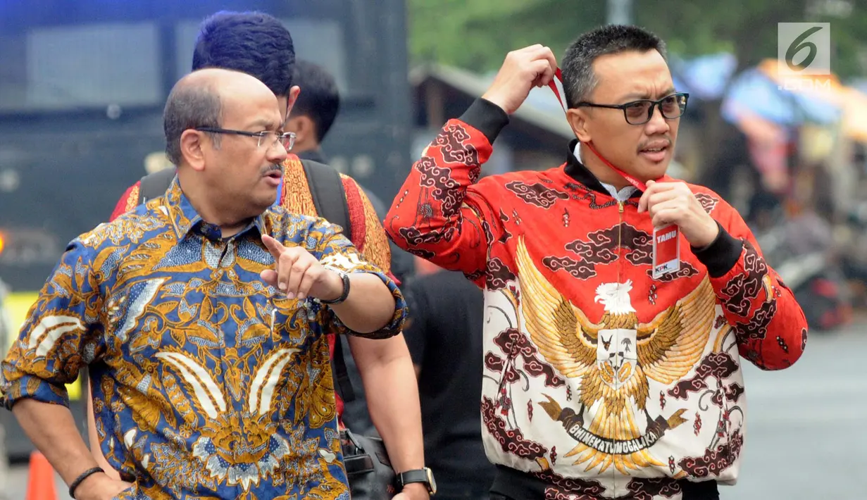 Mantan Menpora, Imam Nahrawi batik merah keluar menjalankan salat jumat saat proses penyidikan di Gedung KPK, Jakarta, Jumat (27/09/2019). Imam Nahrawi diperiksa sebagai tersangka dalam kasus dugaan suap dana hibah dari pemerintah terhadap KONI melalui Kemenpora. (merdeka.com/Dwi Narwoko)