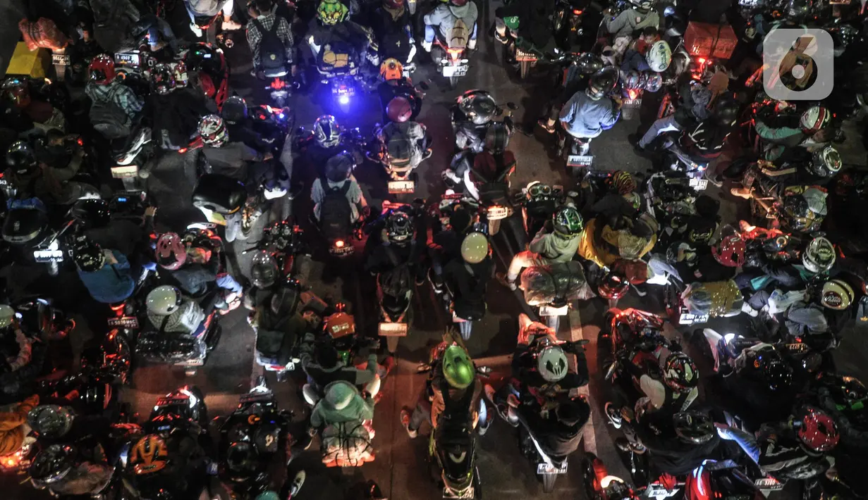 <p>Pemudik sepeda motor saat antre memasuki kapal di Pelabuhan Merak, Cilegon, Banten, Sabtu (30/4/2022) dini hari. Antrean pemudik sepeda motor masih mewarnai arus mudik di Pelabuhan Merak pada H-2 Lebaran atau Puncak Arus Mudik yang terjadi hari ini. (merdeka.com/Iqbal S. Nugroho)</p>