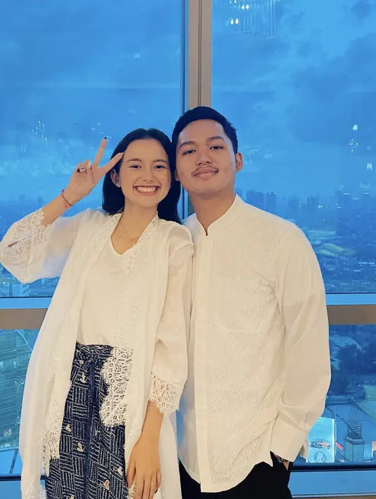 Paduan batik dan kebaya terbua menghadirkan gaya kasual yang nyata. [Foto: Instagram/ Sarah Menzel]