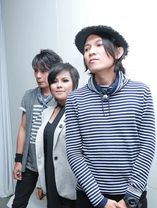 "Sebenarnya lagu ini terinspirasi curhatan kita dan yang pernah terjadi ke aku. Lagu ini tercipta juga menjadi kenangan indah, sedih yang tidak boleh dilupakan. Yang jelas bisa diambil hikmahnya," jelas Anna sang vokalis. (Galih W. Satria/Bintang.com)