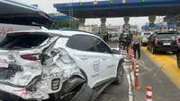 Sebuah mobil rusak berat setelah terlibat kecelakaan beruntun di Gerbang Tol Halim Utama. (Liputan6.com/Ady Anugrahadi).