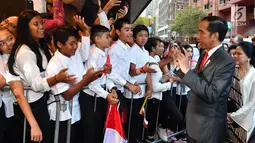 Presiden Joko Widodo atau Jokowi menyapa warga Indonesia saat tiba di hotel tempatnya menginap di Sydney, Australia, Jumat (16/3). Warga rela menunggu di pintu masuk hotel. (Liputan6.com/Pool/Biro Pers Setpres)