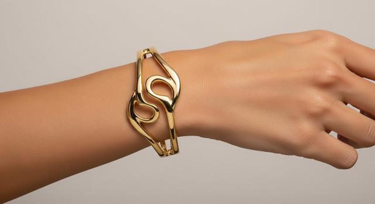 8 Model Gelang Emas Cuff Sculptural Desain Abstrak 2025, Elegan untuk Penampilan Wanita