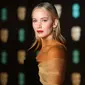 Aktris Jennifer Lawrence berpose saat tiba menghadiri BAFTA Awards 2018 di London, Inggris (18/2). Jennifer Lawrence tampil cantik dengan gaun berwarna hitam dan lipstik berwarna merah. (Photo by Vianney Le Caer/Invision/AP)