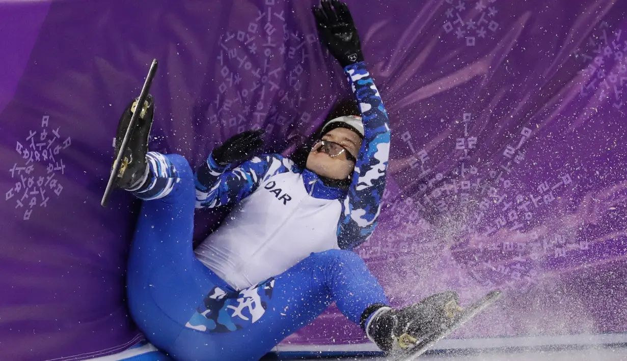 Atlet Rusia Sofia Prosvirnova menabrak dinding pembatas saat mengikuti balapan skating trek pendek 1000 meter di Olimpiade Musim Dingin 2018 di Gangneung, Korea Selatan (20/2). (AP Photo / Bernat Armangue)