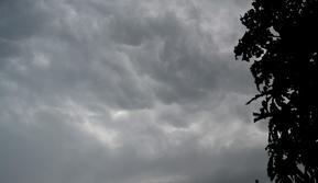 Ilustrasi – hujan lebat disertai angin kencang rawan terjadi pada musim pancaroba. (Liputan6.com/Muhamad Ridlo)