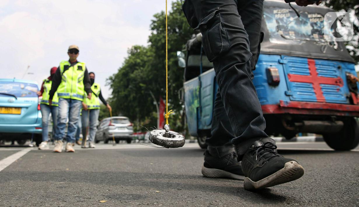 Hasilnya, ditemukan puluhan paku dan potongan kawat yang dapat membahayakan pengendara. (Liputan6.com/Angga Yuniar)