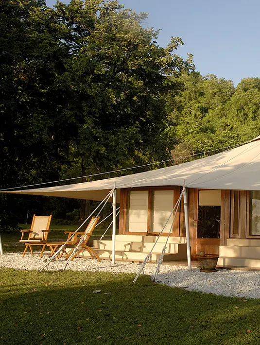 Menikmati suasana tenang di tengah pulau, Aman mendirikan Amanwana di Pulau Moyo yang terletak di pantai yang menghadap ke Laut Flores. Dengan konsep tenda yang mewah, resor ini menyediakan akses ke beberapa tempat penyelaman dan snorkeling terbaik di Indonesia.
