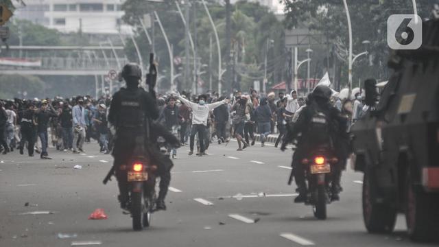 Polisi Bertameng dan Kendaraan Taktis Amankan Bentrokan Massa